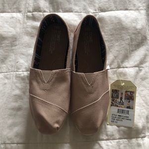 Women’s tan/grey canvas Tom’s. Sz9.5. NWT.